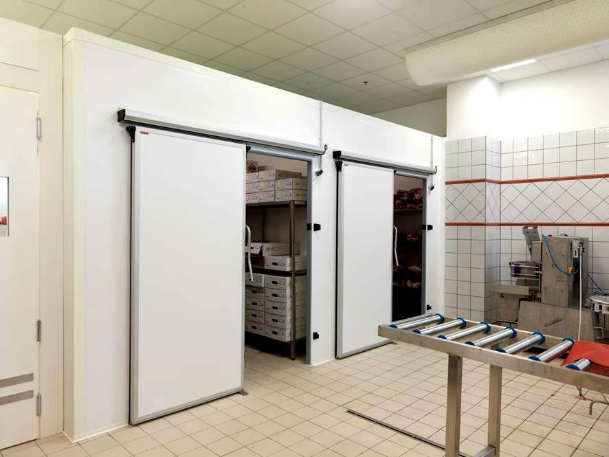 Установка холодильного оборудования globomarket ru. Холодильная камера. Промышленный холодильник. Помещение холодильных камер. Промышленные холодильные камеры.